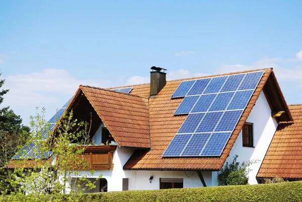 3. Instala paneles solares en tu casa